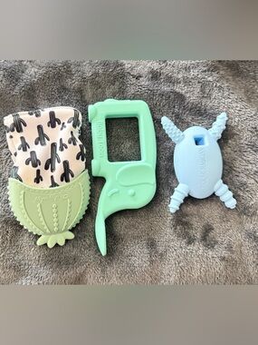 Itzy ritzy teething mit, the baby toon spoon, and molar magician bundle